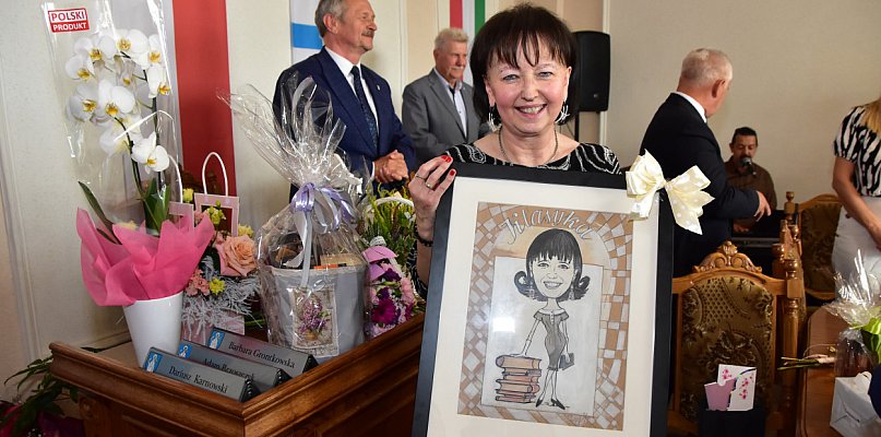  TUCHOLA: Hanna Szramka przeszła na emeryturę. Wzruszająca uroczystość w ratuszu - 23313