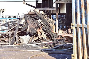 Pożar skupu złomu, stolarni, warsztatu w Tucholi – 31.10.25 r.-4882