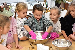 Piernikowe szaleństwo w Muzeum Borów Tucholskich w wykonaniu dzieci z tucholskiej \"trójki\"-5007