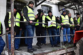 Gostycyn: Rolnicy protestowali przez kilka godzin w centrum wsi przy DW nr 237 z powiatów tucholskiego i sępoleńskiego-5041