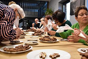 Nie tylko dla dzieci. Seniorzy też uwielbiają zdobić pierniki. Odwiedziliśmy Klub Seniora Cekcyn-5082