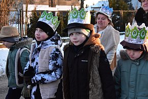 Tradycyjny Orszak Trzech Króli przeszedł ulicami Bysławka. Po nim mieszkańcy zagrali w Jasełkach / ZDJĘCIA-5120