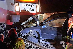 Auto wjechało pod pociąg! Kierowca w szpitalu. Fatalny wypadek w Lubińsku-23782