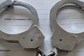 Tuchola: Kierował autem wbrew zakazom i posiadał narkotyki-24183