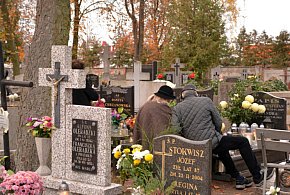 Savoir-vivre na 1 listopada. Jak się zachować podczas wizyty na cmentarzu?-24350