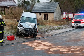 Zderzenie osobówki i pojazdu ciężarowego w Łąskim Piecu / ZDJĘCIA-24617