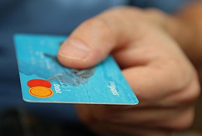 Fiskus skontroluje płatności kartą Polaków? Resort zabiera głos-24715