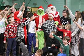 Jarmark Bożonarodzeniowy w Gostycynie: Grinch i św. Mikołaj w jednej parze-25059