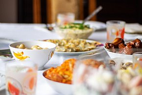 Polacy znów sięgną głębiej do kieszeni. Tyle wydają na świąteczne jedzenie-25241