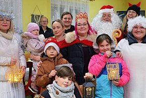 Kolędnicy radośnie przeszli przez Mały Mędromierz! Pierwsza taka inicjatywa / FOT-25329