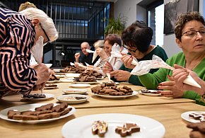 Seniorzy z Klubu Seniora Cekcyn też uwielbiają zdobić pierniki / ZDJĘCIA-25357