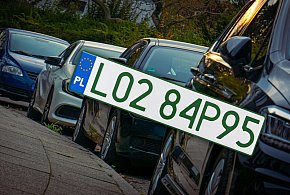 Tablice z zielonymi napisami na kolejnych autach. Nie chodzi o "elektryki"-25373