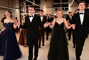 Tuchola: Studniówka "Leśnika" / POLONEZ, WALC Z ORKIESTRĄ, ZDJĘCIA KLASOWE