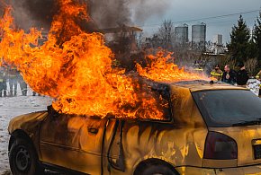 Bysław. Strażacy z całego powiatu, pożar samochodu i płachta gaśnicza / ZDJĘCIA