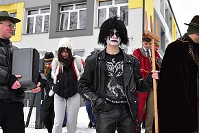 Korowód kolędników rozgrzał mroźne i śnieżne ulice Tucholi / FOTO + FILM