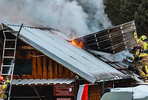 Groźny pożar w gminie Cekcyn. Przejeżdżający myśliwy pierwszy ruszył z pomocą /FOT