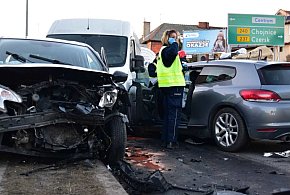 Tuchola: Zderzenie trzech pojazdów. Sprawca próbował uciec / ZDJĘCIA