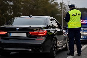 Z Niemiec kradzionym samochodem przez powiat na lewych tablicach. Pod wpływem
