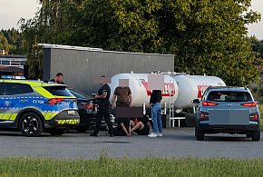Napadli na 17-latka w parku za urzędem w Tucholi. Jeden wyciągnął nóż