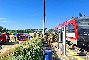 Pożar pociągu Bydgoszcz - Czersk. Wagon spłonął, ewakuacja (gm. Śliwice) / FILM