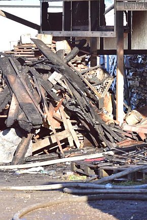 Pożar skupu złomu, stolarni, warsztatu w Tucholi – 31.10.25 r.-4882