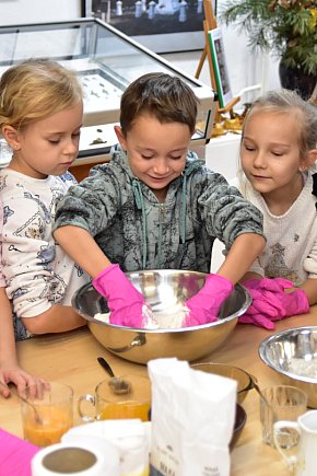 Piernikowe szaleństwo w Muzeum Borów Tucholskich w wykonaniu dzieci z tucholskiej \"trójki\"-5007