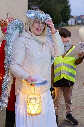 Mały Mędromierz i kolędnicy! Głośna, kolorowa grupa na ulicach-5071