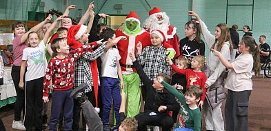 Jarmark Bożonarodzeniowy w Gostycynie: Grinch i św. Mikołaj w jednej parze-25059