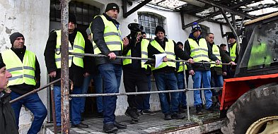 Gostycyn: Rolnicy protestowali przez kilka godzin obok byłej mleczarni przy DW 237-25203