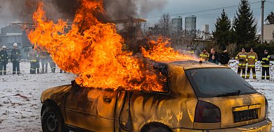 Bysław. Strażacy z całego powiatu, pożar samochodu i płachta gaśnicza / ZDJĘCIA