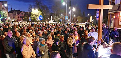 Tuchola. Miejska Droga Krzyżowa w Niedzielę Palmową / ZDJĘCIA, FILMY