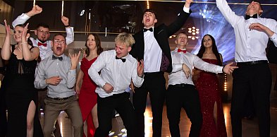 Tak bawi się młodzież! Studniówka ZSLiT / CZ. 2 ZDJĘCIA + FILMY - IMPREZA, TORT