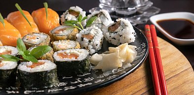 Sushi i zdrowy balans: jak jeść „lekko”, nawet gdy zamawiasz do domu