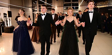 Tuchola: Studniówla "Leśnika" / POLONEZ, WALC Z ORKIESTRĄ, ZDJĘCIA KLASOWE