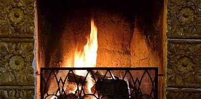 Jak dobrać kratki do kominka, aby pasowały do wystroju salonu?