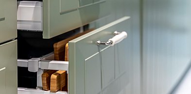 Prowadnice dolnego montażu vs bocznego - które wybrać do szuflad?