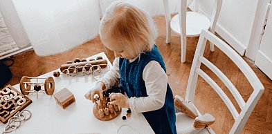Jak dobrać zabawki Montessori do wieku dziecka? Praktyczne przykłady