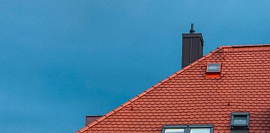 Jak zaprojektować szczelny i trwały dach – od doboru pokrycia po detale?