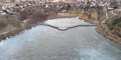 Dzieci weszły na lód nad Głęboczkiem w Tucholi. TO SKRAJNIE NIEBEZPIECZNE!