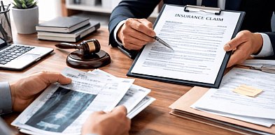 Odszkodowania po szkodzie – jakie ścieżki prowadzą do uzyskania środków?