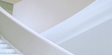 Kompaktowe domy do 100m² - sprytne rozwiązania schodowe