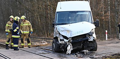 Wierzchucin: Samochód dostawczy wjechał pod pociąg! / ZDJĘCIA