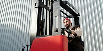 Sprzedaż wózków widłowych. Jak wybrać sprzęt, który realnie wspiera biznes?