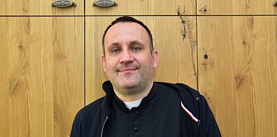 Raper w sutannie. „Chwyta za serce, kiedy modlą się ci, którzy..."