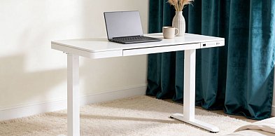 Praca siedząca niszczy zdrowie – czy biurko regulowane to rozwiązanie?