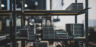 Nowoczesne wyroby ze stali nierdzewnej w przemyśle – funkcjonalność, higiena i trw