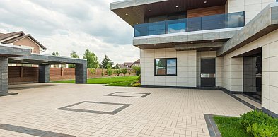 Jak odmienić wnętrze i fasadę budynku? Magia nowoczesnych osłon okiennych