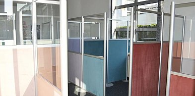 Przestrzeń biurowa a efektywność pracy – podział wnętrza sprzyja skupieniu?