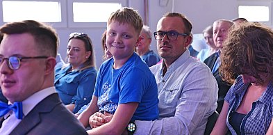 Niebieska kafka ze Stowarzyszeniem Się Uda. Solidarność z osobami z autyzmem