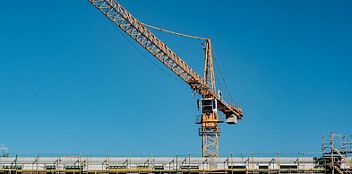 Ile naprawdę kosztuje wynajęcie żurawia? Eksperci z WynajmijDzwig.pl zdradzają, co